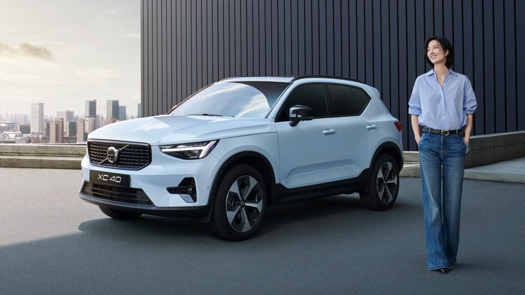 金馬影后桂綸鎂與北歐豪華汽車品牌 VOLVO 三度攜手合作，為 Volvo XC40 獻上全新形象廣告，以創新的「平行時空」話題為背景題材，從「前進嚮往自己」主題延伸撞擊出「多元宇宙」新火花。(圖片提供：國際富豪)